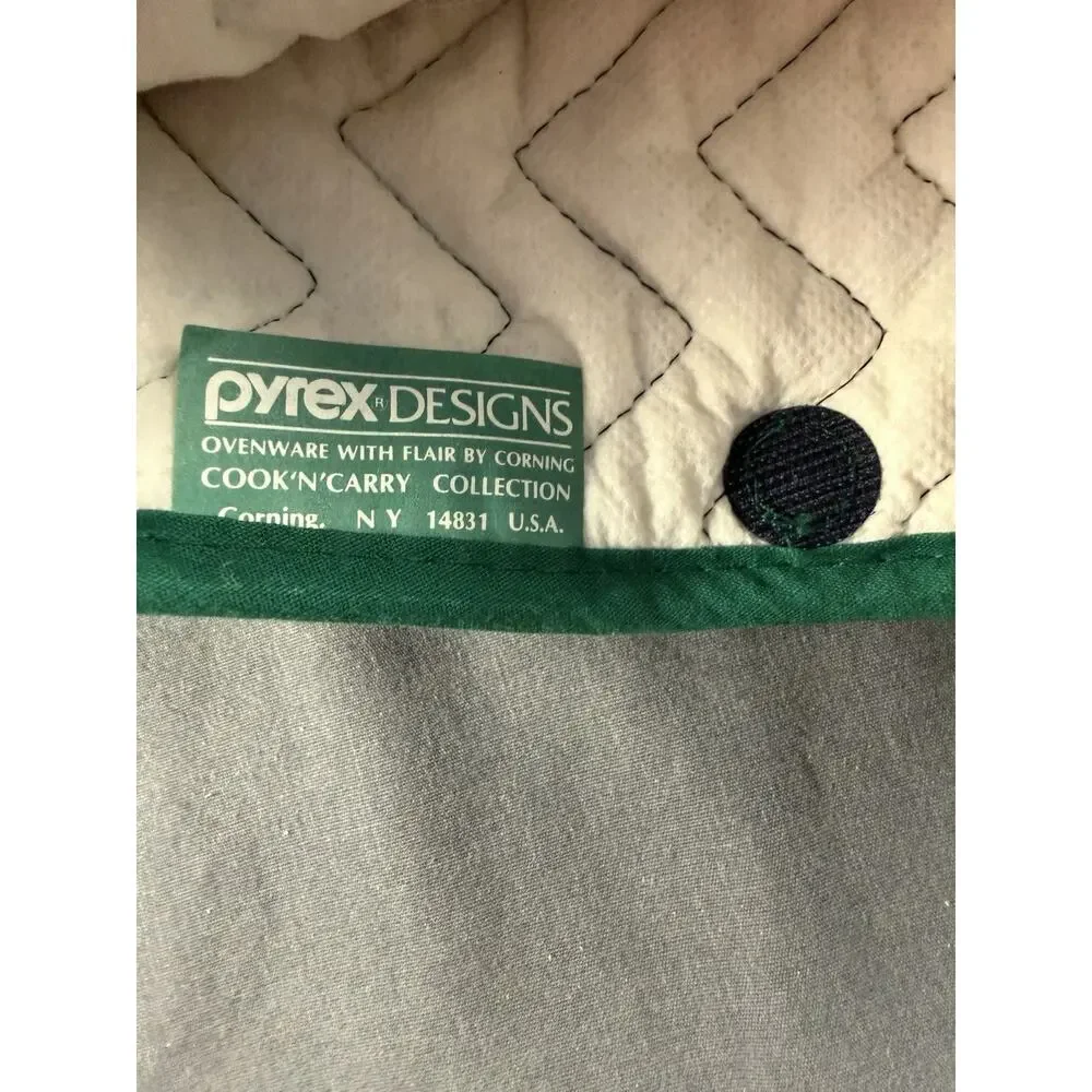 Pyrex Cook n Carry - Christmas Quilted Casserole Cozy - Fits 3qt Oblong